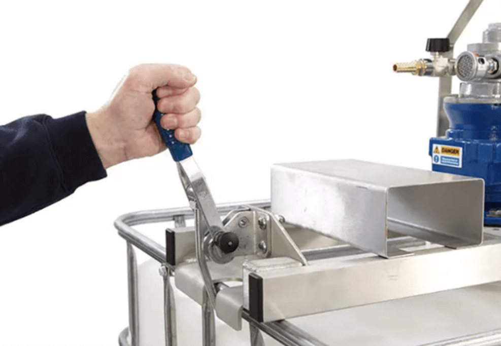 Фиксация миксера на еврокубе с помощью шарнирных зажимов