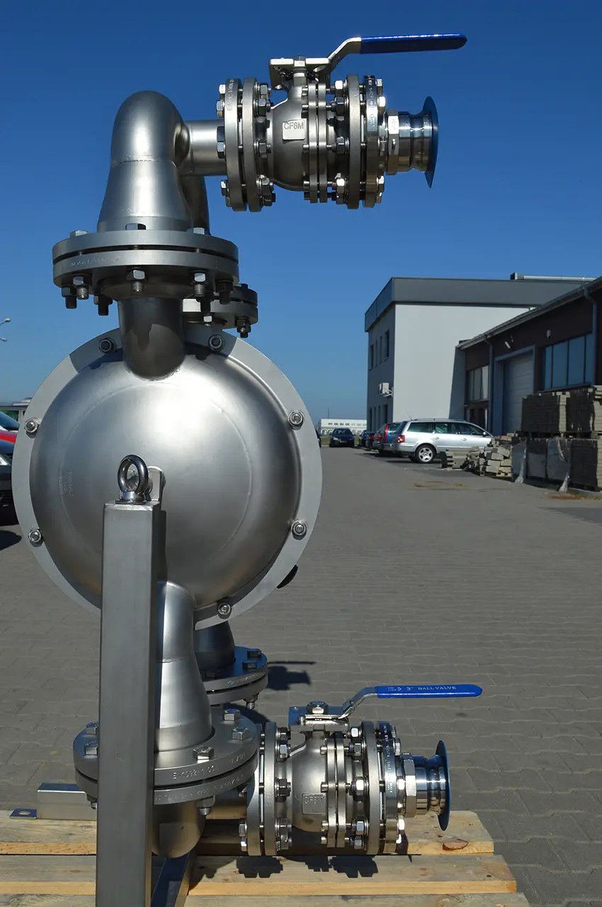 Мембранный насос с запорными клапанами и быстроразъемными соединениями